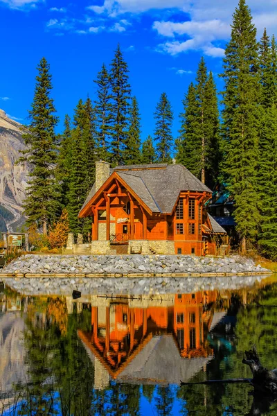 Gölün kıyısındaki kulübe. Emerald Lake, Yoho Ulusal Parkı, British Columbia, Kanada