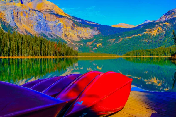 Canoas Esperando Junto Lago Esmeralda Parque Nacional Yoho Columbia Británica — Foto de Stock
