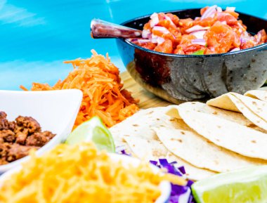 Kendine taco tabağı hazırla ve yemeye hazır ol. Calgary, Alberta, Kanada