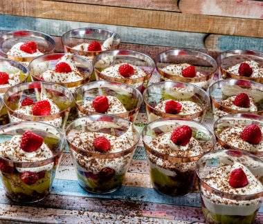 Çikolata parçacıklı ahududu ve limonlu cheesecake. Calgary, Alberta, Kanada