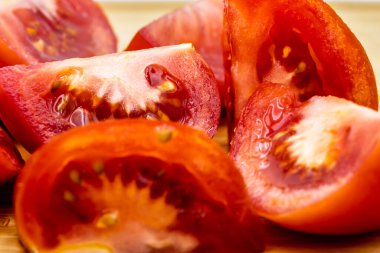 Tahta kesme tahtasında kırmızı domatesler. Calgary, Alberta, Kanada