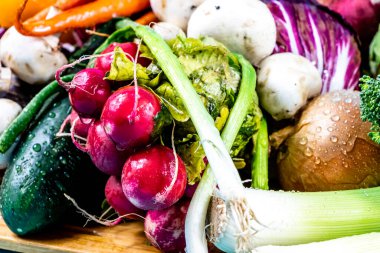 Ahşap bir kesme tahtasının üzerinde çeşitli çiğ sebzeler. Calgary, Alberta, Kanada