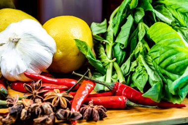 Ahşap bir kesme tahtasının üzerinde sergilenen çeşitli kiler. Calgary, Alberta, Kanada