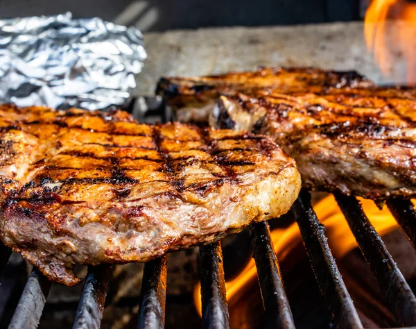 Tűz Nyalogatja Steaket Grillen Calgary Alberta Kanada — Stock Fotó