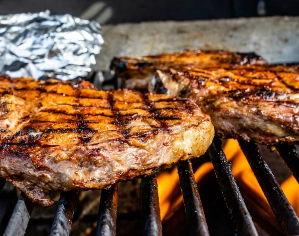 Tűz Nyalogatja Steaket Grillen Calgary Alberta Kanada — Stock Fotó