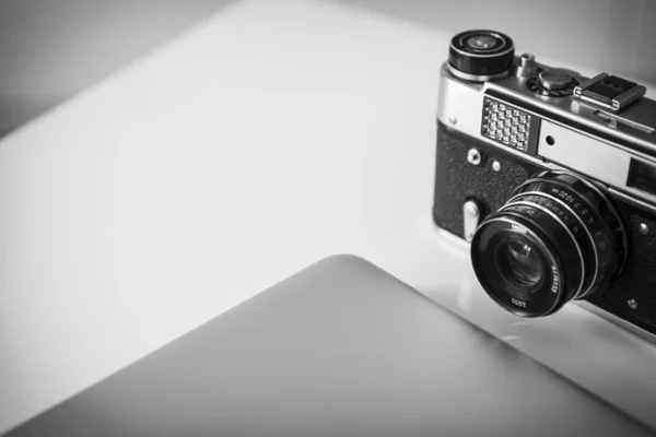 Een Krachtige Computer Een Vintage Camera — Stockfoto