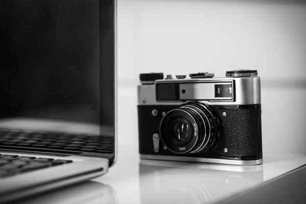 Een Krachtige Computer Een Vintage Camera — Stockfoto