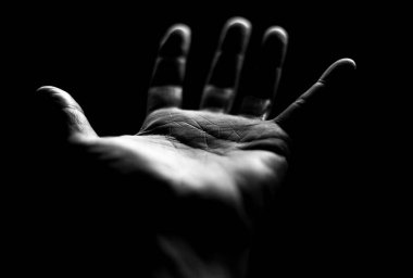 Siyah arka planda buruşmuş avuç içi