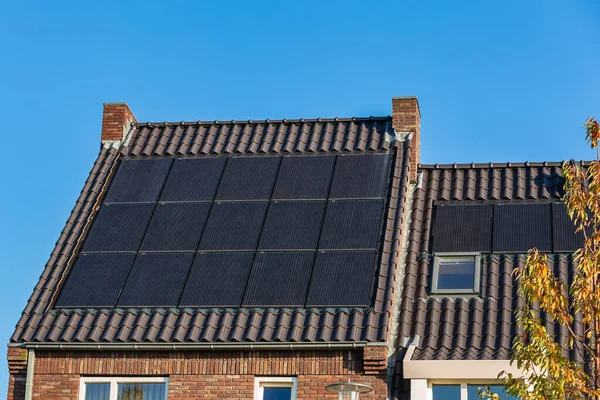 Güneşli bir günde evlerin çatısındaki güneş panelleri