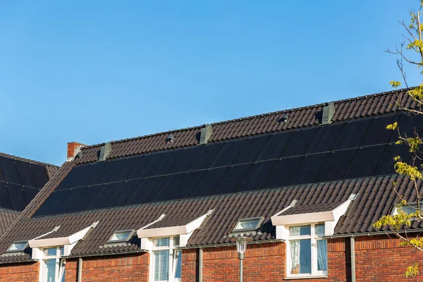 Sonnenkollektoren Auf Den Dächern Von Häusern Einem Sonnigen Tag — Stockfoto