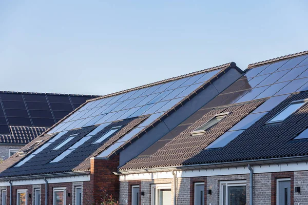 Güneşli Bir Günde Evlerin Çatısındaki Güneş Panelleri — Stok fotoğraf
