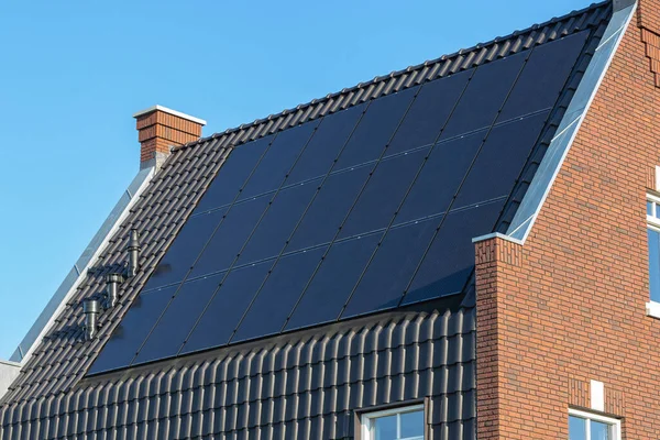 Güneşli bir günde evlerin çatısındaki güneş panelleri