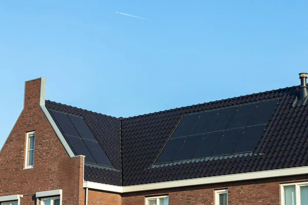 Güneşli bir günde evlerin çatısındaki güneş panelleri
