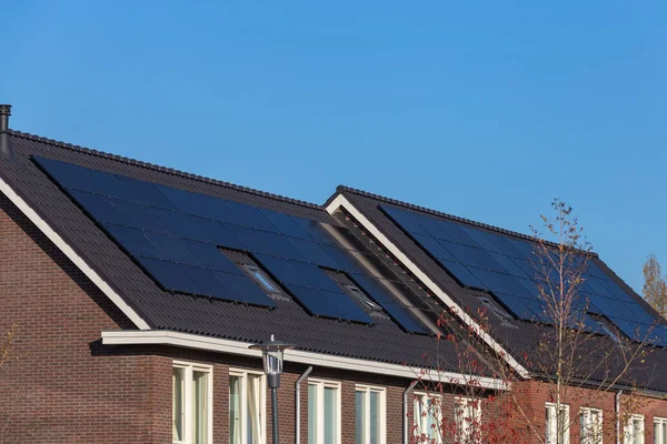 Panneaux Solaires Sur Les Toits Des Maisons Par Une Journée Images De Stock Libres De Droits