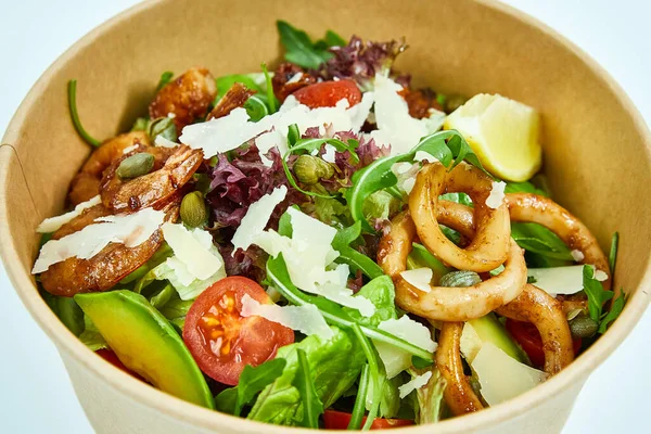 Fischsalat Mit Gegrillten Garnelen Miesmuscheln Tintenfischringen Salat Kirschtomaten Parmesan Kapern — Stockfoto