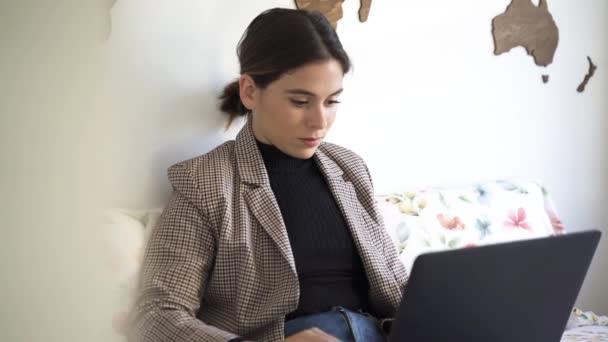 Jong Meisje Telewerken Vanuit Haar Kamer — Stockvideo