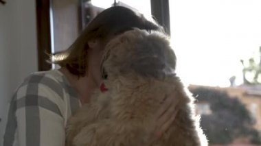 Genç kız odasında köpeğiyle oynuyor..