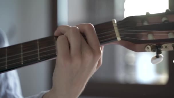 Κοντινό Πλάνο Ενός Νεαρού Κοριτσιού Που Παίζει Κιθάρα Στην Κρεβατοκάμαρά — Αρχείο Βίντεο