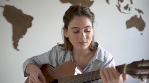 Ένα Κορίτσι Τραγουδάει Και Παίζει Κιθάρα Στο Δωμάτιό Της — Αρχείο Βίντεο