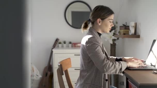 Jovem Teletrabalho Casa — Vídeo de Stock