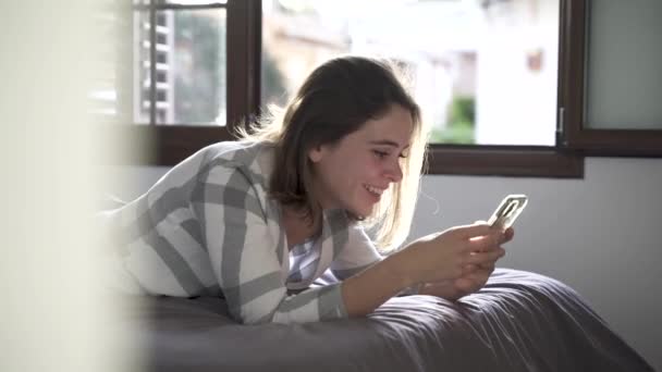 Jong Meisje Chat Met Haar Vrienden Liggend Het Bed — Stockvideo