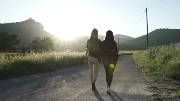 Lesbian Girls Couple Stroll Mountain Sunset Lgbt — Stock Video