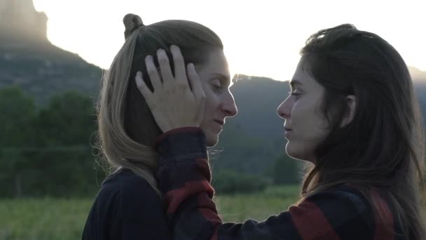Lesbian Girls Couple Hugging Kissing Sunset Lgbt — Stock Video