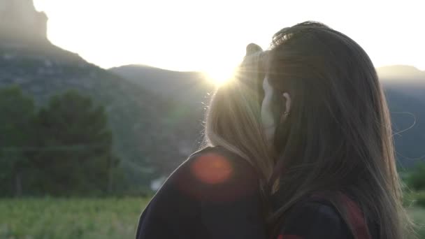 Meninas Lésbicas Casal Abraçando Beijando Sob Pôr Sol Lgbt — Vídeo de Stock
