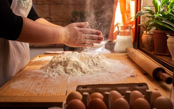 Kadın mutfakta ev yapımı beyaz ekmek yapıyor.