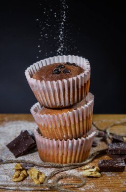 Çikolatalı ve cevizli ev yapımı kek. Etrafı süslerle çevrili.