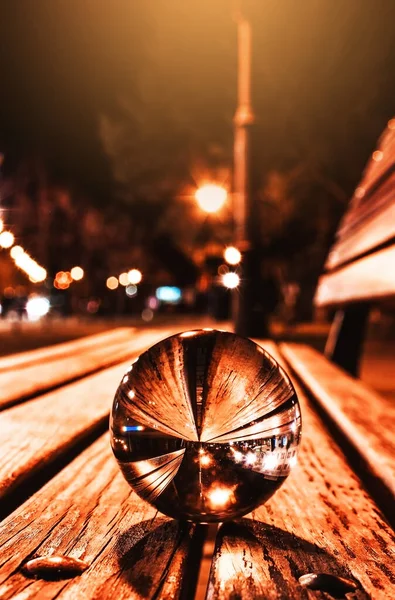 Sokak ışıklarıyla çevrili bankta sihirli lensball
