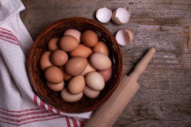 Bir sepette bir sürü taze yumurta.