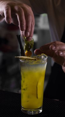 Gece kulübünde zencefilli kokteyl.