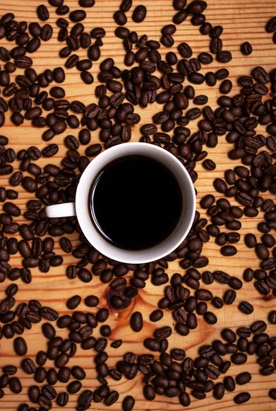 Černá Káva Dřevěném Pozadí Obklopen Kávovými Zrny — Stock fotografie