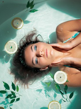 Sıcak suda dinlenen genç kadınlar