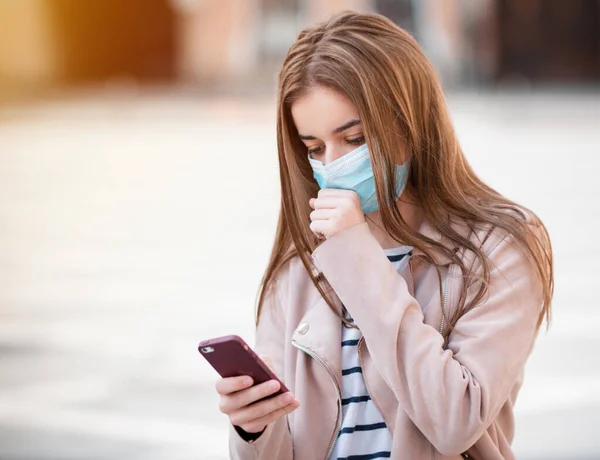 Mujer Joven Que Usa Mascarilla Médica Para Protegerse Misma Otros Imágenes De Stock Sin Royalties Gratis