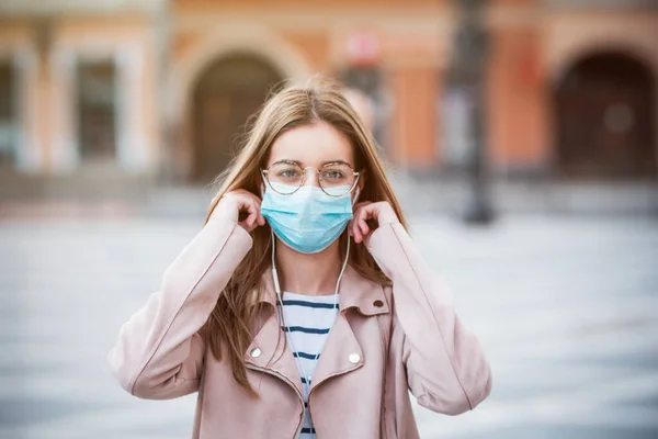 Mujer Joven Con Mascarilla Médica Para Protegerse Contaminación Gérmenes Coronavirus Imagen De Stock