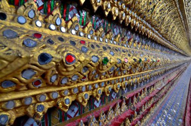 Wah Pho, Bangkok 'taki bir çadinin harika süslerinin yakın çekimi.