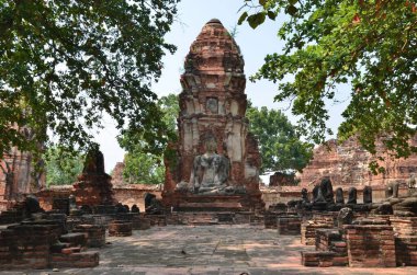 Önünde Buda heykeli olan güzel Chedi, Ayutthaya 'da Wat Phra Mahathat.