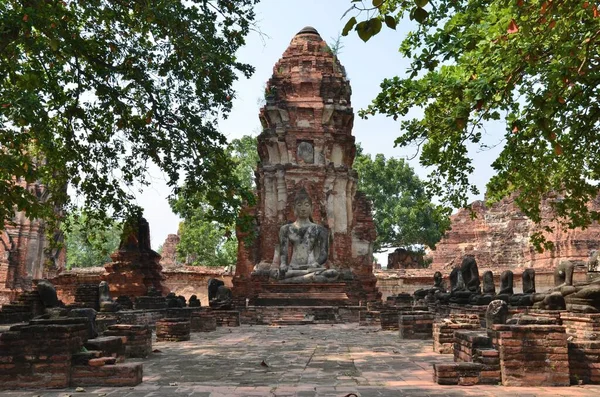 Schöne Chedi Mit Einer Buddha Statue Vor Dem Wat Phra — Stockfoto