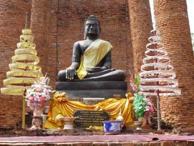 Oturan Buda, Ayutthaya 'daki Wat Thammikarat' ta siyah bir taştan yapılmıştır.