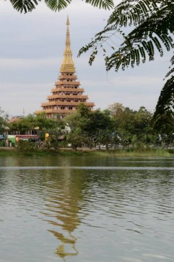 Wat Nong Wang, Khon Kaen 'de, gölün karşısından çekilmiş.