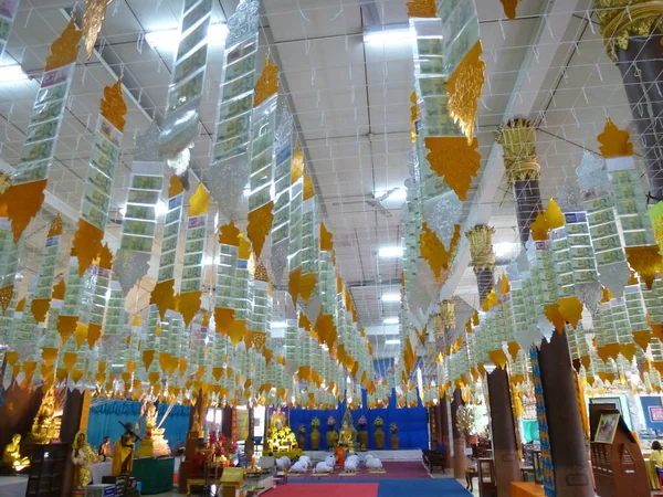 Mucho Dinero Cuelga Del Techo Una Pagoda Moderna Wat Ratburana — Foto de Stock
