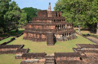 Kamphaeng Phet 'teki Wat Phra Kaew eski papazlık salonunun manzarası