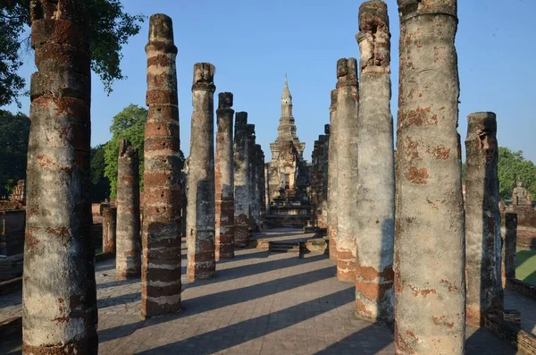 Les Piliers Gardent Chemin Vers Bouddha Majestueusement Assis Wat Mahathat — Photo