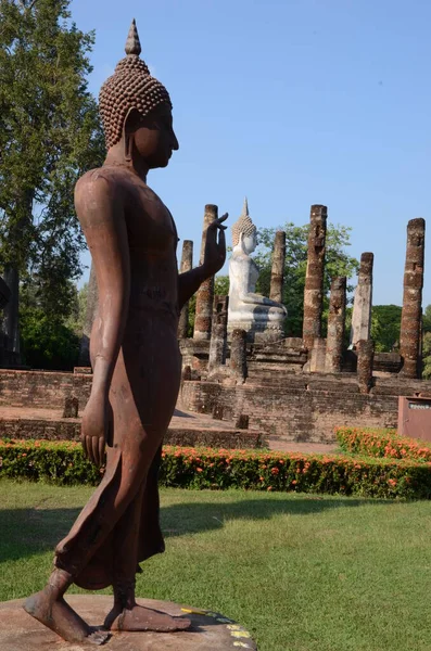 Sétáló Buddha Szobor Történelmi Park Sukhothai — Stock Fotó