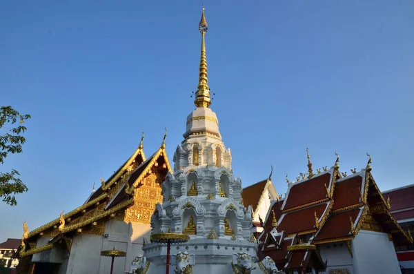 Bílé Chedi Wat Klang Wiang Chiang Rai — Stock fotografie