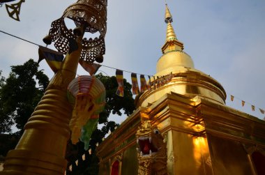 Chiang Rai 'de Wat Phra Singh' in altın çadırı.