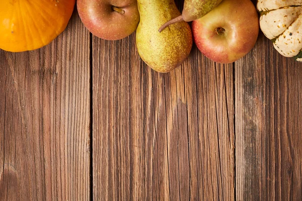 Bovenaanzicht van appelen en peren op een houten tafel — Stockfoto