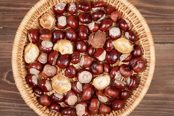 Castanhas em uma mesa de madeira vista superior — Fotografia de Stock